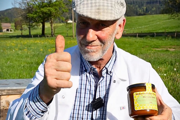 Rainer Krüger, Imkermeister von der Allgäuer Wanderimkerei, mit Hercules Sport