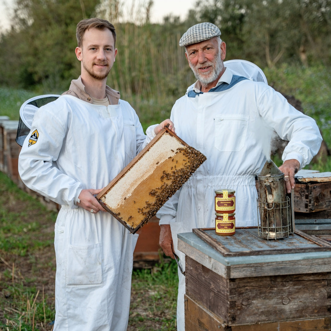 Imkermeister Rainer Krüger und Inhaber Elias Bauer von der Allgäuer Wanderimkerei bei den Bienen auf Sardinien