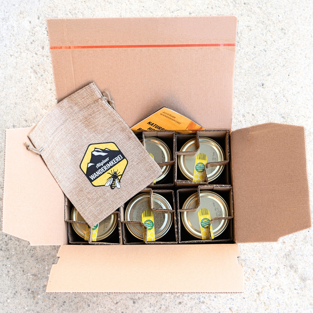 Paket mit Honig und Geschenksäckchen von der Allgäuer Wanderimkerei